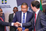 la signature de trois contrats.