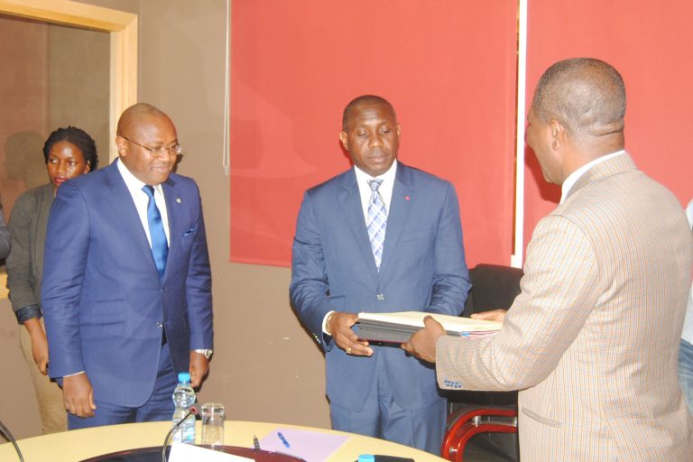 Passation de charges entre Jean Fidèle Otandault,  Ministre d&rsquo;Etat chargé du Budget et des Comptes Publics et Mathias Otounga Ministre sortant ayant désormais en charge le Ministère du sport et des loisirs
