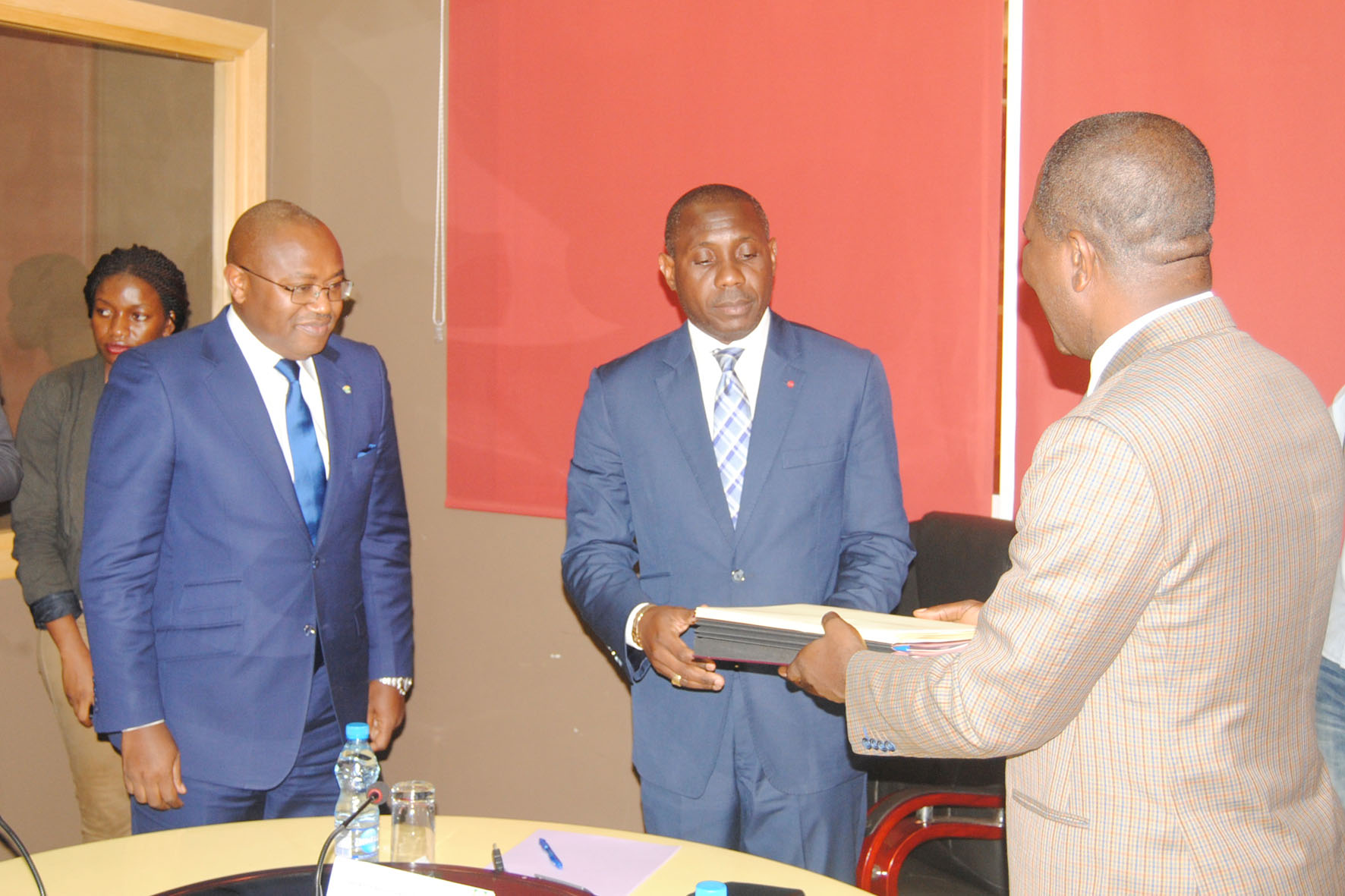 Passation de charges entre Jean Fidèle Otandault,  Ministre d&rsquo;Etat chargé du Budget et des Comptes Publics et Mathias Otounga Ministre sortant ayant désormais en charge le Ministère du sport et des loisirs